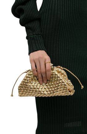 Женский клатч pouch mini BOTTEGA VENETA золотого цвета по цене 99500 руб., арт. 666790/V12K1 | Фото 2 Женский клатч pouch mini BOTTEGA VENETA золотого цвета, арт. 666790/V12K1 | Фото 2