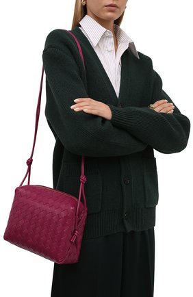 Женская сумка loop BOTTEGA VENETA малинового цвета по цене 139000 руб., арт. 666689/VCPP3 | Фото 2 Женская сумка loop BOTTEGA VENETA малинового цвета, арт. 666689/VCPP3 | Фото 2 (Материал: Натуральная кожа; Сумки-технические: Сумки через плечо; Ремень/цепочка: На ремешке; Размер: small)