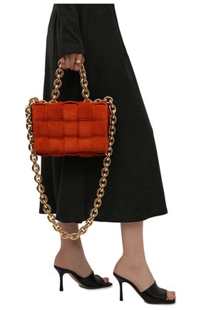 Женская сумка chain cassette BOTTEGA VENETA оранжевого цвета по цене 278500 руб., арт. 631421/V04N0 | Фото 2 Женская сумка chain cassette BOTTEGA VENETA оранжевого цвета, арт. 631421/V04N0 | Фото 2 (Материал: Натуральная кожа, Натуральная замша; Сумки-технические: Сумки top-handle, Сумки через плечо; Размер: medium; Ремень/цепочка: На ремешке)