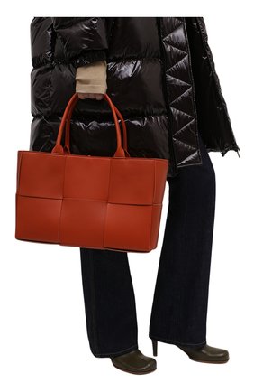 Женский сумка-тоут arco medium BOTTEGA VENETA оранжевого цвета по цене 169500 руб., арт. 609175/VMAY3 | Фото 2 Женский сумка-тоут arco medium BOTTEGA VENETA оранжевого цвета, арт. 609175/VMAY3 | Фото 2 (Материал: Натуральная кожа; Сумки-технические: Сумки-шопперы; Размер: medium)
