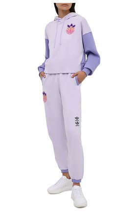 Женские хлопковые джоггеры ADIDAS ORIGINALS сиреневого цвета по цене 5690 руб., арт. H22750 | Фото 2 Женские хлопковые джоггеры ADIDAS ORIGINALS сиреневого цвета, арт. H22750 | Фото 2 (Длина (брюки, джинсы): Стандартные; Материал внешний: Хлопок; Женское Кросс-КТ: Джоггеры - брюки, Брюки-спорт; Силуэт Ж (брюки и джинсы): Джоггеры; Стили: Спорт-шик)