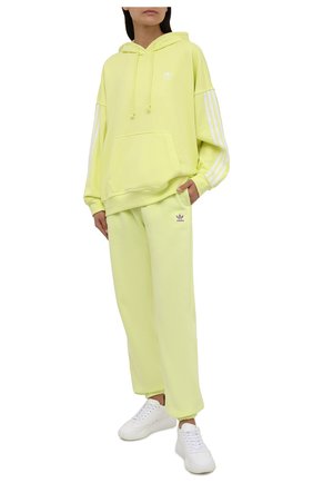 Женские хлопковые джоггеры ADIDAS ORIGINALS желтого цвета по цене 4800 руб., арт. H06630 | Фото 2 Женские хлопковые джоггеры ADIDAS ORIGINALS желтого цвета, арт. H06630 | Фото 2