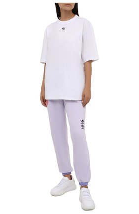 Женская хлопковая футболка ADIDAS ORIGINALS белого цвета по цене 2660 руб., арт. H45578 | Фото 2 Женская хлопковая футболка ADIDAS ORIGINALS белого цвета, арт. H45578 | Фото 2