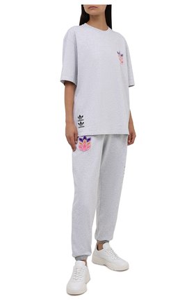 Женская хлопковая футболка ADIDAS ORIGINALS светло-серого цвета по цене 3020 руб., арт. H22745 | Фото 2 Женская хлопковая футболка ADIDAS ORIGINALS светло-серого цвета, арт. H22745 | Фото 2