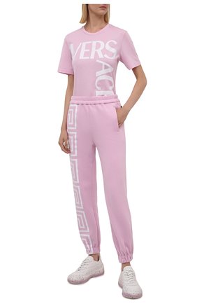 Женские хлопковые джоггеры VERSACE розового цвета по цене 56300 руб., арт. 1001053/1A01174 | Фото 2 Женские хлопковые джоггеры VERSACE розового цвета, арт. 1001053/1A01174 | Фото 2 (Длина (брюки, джинсы): Стандартные; Материал внешний: Хлопок; Женское Кросс-КТ: Джоггеры - брюки, Брюки-спорт; Силуэт Ж (брюки и джинсы): Джоггеры; Стили: Спорт-шик)