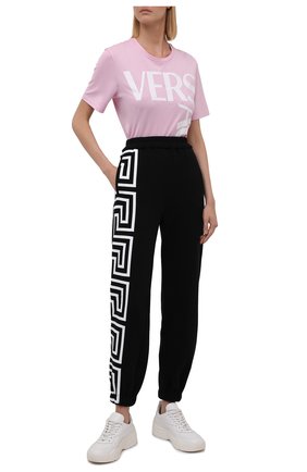 Женские хлопковые джоггеры VERSACE черного цвета по цене 56300 руб., арт. 1001053/1A01174 | Фото 2 Женские хлопковые джоггеры VERSACE черного цвета, арт. 1001053/1A01174 | Фото 2 (Длина (брюки, джинсы): Стандартные; Материал внешний: Хлопок; Женское Кросс-КТ: Джоггеры - брюки, Брюки-спорт; Силуэт Ж (брюки и джинсы): Джоггеры; Стили: Спорт-шик)
