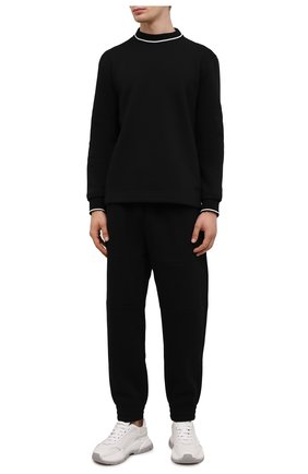 Мужской свитшот ERMENEGILDO ZEGNA черного цвета по цене 19900 руб., арт. N6ML01130 | Фото 2 Мужской свитшот ERMENEGILDO ZEGNA черного цвета, арт. N6ML01130 | Фото 2 (Материал внешний: Синтетический материал, Хлопок; Мужское Кросс-КТ: свитшот-одежда; Принт: Без принта; Стили: Кэжуэл; Длина (для топов): Стандартные; Рукава: Длинные)