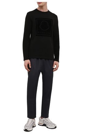 Мужские брюки MONCLER черного цвета, арт. G2-091-2A000-09-595D1 | Фото 2 (Материал внешний: Синтетический материал; Длина (брюки, джинсы): Стандартные; Случай: Повседневный; Стили: Кэжуэл)