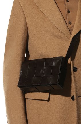 Мужская кожаная сумка cassette BOTTEGA VENETA темно-коричневого цвета, арт. 667298/VCQ71 | Фото 2 (Материал: Натуральная кожа; Ремень/цепочка: На ремешке; Размер: small)