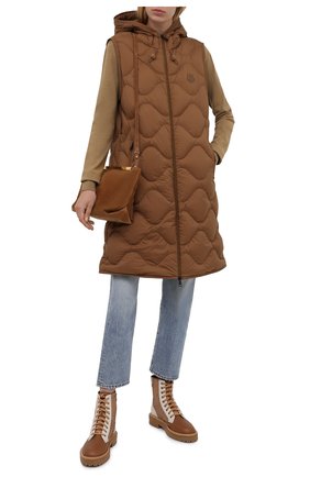 Женский пуховый жилет liveche MONCLER бежевого цвета по цене 107800 руб., арт. G2-093-1A001-00-53333 | Фото 2 Женский пуховый жилет liveche MONCLER бежевого цвета, арт. G2-093-1A001-00-53333 | Фото 2 (Материал утеплителя: Пух и перо; Длина (верхняя одежда): До середины бедра; Материал подклада: Синтетический материал; Материал внешний: Синтетический материал; Стили: Кэжуэл; Женское Кросс-КТ: Жилет-одежда; Кросс-КТ: Пуховик)