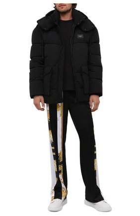 Мужские брюки VERSACE черного цвета по цене 85750 руб., арт. 1001426/1A00679 | Фото 2 Мужские брюки VERSACE черного цвета, арт. 1001426/1A00679 | Фото 2