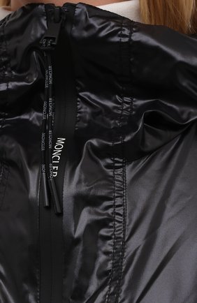 Женский дождевик MONCLER черного цвета по цене 72400 руб., арт. G2-093-3G000-11-68950 | Фото 5 Женский дождевик MONCLER черного цвета, арт. G2-093-3G000-11-68950 | Фото 5 (Длина (верхняя одежда): До колена; Материал внешний: Синтетический материал; Стили: Спорт-шик; Рукава: 3/4; Кросс-КТ: дождевики)