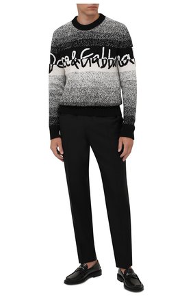Мужской свитер из шерсти и вискозы DOLCE & GABBANA серого цвета по цене 95000 руб., арт. GX525Z/JCMA9 | Фото 2 Мужской свитер из шерсти и вискозы DOLCE & GABBANA серого цвета, арт. GX525Z/JCMA9 | Фото 2 (Материал внешний: Вискоза, Шерсть; Рукава: Длинные; Длина (для топов): Стандартные; Мужское Кросс-КТ: Свитер-одежда; Принт: С принтом; Стили: Кэжуэл)