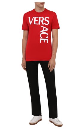 Мужская хлопковая футболка VERSACE красного цвета, арт. 1001288/1A00922 | Фото 2 (Материал внешний: Хлопок; Принт: С принтом; Рукава: Короткие; Стили: Кэжуэл; Длина (для топов): Стандартные)