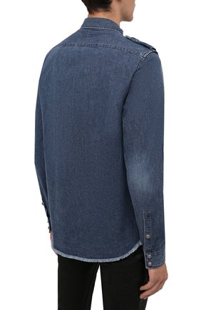 Мужская джинсовая рубашка BALMAIN синего цвета, арт. WH1HC030/145D | Фото 4 (Воротник: Кент; Рукава: Длинные; Манжеты: На кнопках; Кросс-КТ: Деним; Случай: Повседневный; Длина (для топов): Стандартные; Стили: Гранж; Материал внешний: Хлопок; Принт: Однотонные)