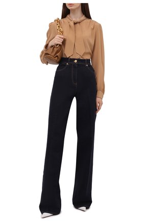 Женские джинсы VERSACE темно-синего цвета по цене 59250 руб., арт. 1001245/1A00909 | Фото 2 Женские джинсы VERSACE темно-синего цвета, арт. 1001245/1A00909 | Фото 2 (Длина (брюки, джинсы): Удлиненные; Материал внешний: Хлопок; Кросс-КТ: Деним; Силуэт Ж (брюки и джинсы): Расклешенные; Стили: Кэжуэл)