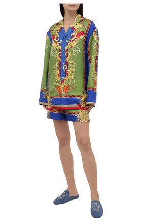 Женская шелковая рубашка VERSACE разноцветного цвета по цене 106500 руб., арт. 1001525/1A00735 | Фото 2 Женская шелковая рубашка VERSACE разноцветного цвета, арт. 1001525/1A00735 | Фото 2 (Рукава: Длинные; Материал внешний: Шелк; Женское Кросс-КТ: Блуза-белье; Длина (для топов): Удлиненные)