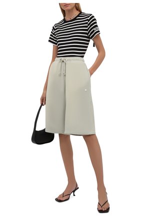 Женская хлопковая футболка REDVALENTINO черно-белого цвета по цене 22300 руб., арт. WR0MG12G/686 | Фото 2 Женская хлопковая футболка REDVALENTINO черно-белого цвета, арт. WR0MG12G/686 | Фото 2 (Материал внешний: Хлопок; Длина (для топов): Стандартные; Рукава: Короткие; Женское Кросс-КТ: Футболка-одежда; Принт: С принтом; Стили: Кэжуэл)