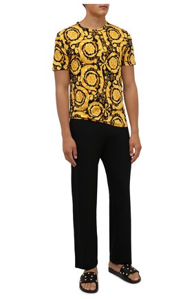 Мужская хлопковая футболка VERSACE желтого цвета по цене 19950 руб., арт. 1000959/1A00515 | Фото 2 Мужская хлопковая футболка VERSACE желтого цвета, арт. 1000959/1A00515 | Фото 2