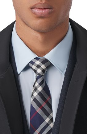 Мужской шелковый галстук BURBERRY темно-синего цвета по цене 15800 руб., арт. 8002113/105301 | Фото 2 Мужской шелковый галстук BURBERRY темно-синего цвета, арт. 8002113/105301 | Фото 2