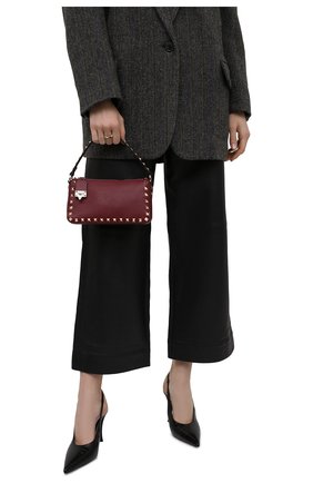 Женская сумка rockstud VALENTINO бордового цвета по цене 85300 руб., арт. WW2B0J47/VSF | Фото 2 Женская сумка rockstud VALENTINO бордового цвета, арт. WW2B0J47/VSF | Фото 2 (Материал: Натуральная кожа; Сумки-технические: Сумки top-handle; Размер: small; Ремень/цепочка: На ремешке)