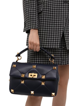 Женская сумка roman stud VALENTINO темно-синего цвета по цене 217500 руб., арт. WW2B0I60/BSF | Фото 2 Женская сумка roman stud VALENTINO темно-синего цвета, арт. WW2B0I60/BSF | Фото 2 (Материал: Натуральная кожа; Сумки-технические: Сумки top-handle; Размер: medium; Ремень/цепочка: На ремешке)
