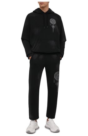 Мужские хлопковые джоггеры MARCELO BURLON черного цвета по цене 34900 руб., арт. CMCH024F21FLE002 | Фото 2 Мужские хлопковые джоггеры MARCELO BURLON черного цвета, арт. CMCH024F21FLE002 | Фото 2 (Материал внешний: Хлопок; Длина (брюки, джинсы): Стандартные; Силуэт М (брюки): Джоггеры; Стили: Спорт-шик; Мужское Кросс-КТ: Брюки-трикотаж)