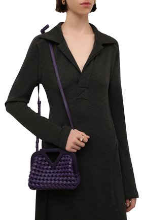 Женская сумка point small BOTTEGA VENETA фиолетового цвета по цене 233500 руб., арт. 666860/V14N1 | Фото 2 Женская сумка point small BOTTEGA VENETA фиолетового цвета, арт. 666860/V14N1 | Фото 2 (Размер: small; Материал: Натуральная кожа; Ремень/цепочка: На ремешке; Сумки-технические: Сумки top-handle; Женское Кросс-КТ: Вечерняя сумка)