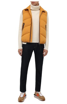 Мужской пуховый жилет TOM FORD желтого цвета по цене 270500 руб., арт. BY029/TF0308 | Фото 2 Мужской пуховый жилет TOM FORD желтого цвета, арт. BY029/TF0308 | Фото 2 (Материал утеплителя: Пух и перо; Длина (верхняя одежда): Короткие; Материал внешний: Синтетический материал; Материал подклада: Синтетический материал; Кросс-КТ: Куртка, Пуховик; Стили: Кэжуэл)
