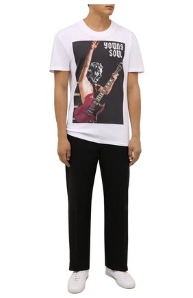 Мужская хлопковая футболка DIEGO VENTURINO белого цвета по цене 13950 руб., арт. FW21-DV TS0 YSB | Фото 2 Мужская хлопковая футболка DIEGO VENTURINO белого цвета, арт. FW21-DV TS0 YSB | Фото 2 (Материал внешний: Хлопок; Рукава: Короткие; Длина (для топов): Удлиненные; Принт: С принтом; Стили: Гранж)
