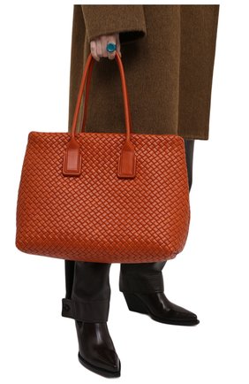 Женский сумка-тоут snap large BOTTEGA VENETA оранжевого цвета по цене 431500 руб., арт. 666926/V01D1 | Фото 2 Женский сумка-тоут snap large BOTTEGA VENETA оранжевого цвета, арт. 666926/V01D1 | Фото 2 (Размер: large; Материал: Натуральная кожа; Сумки-технические: Сумки-шопперы)