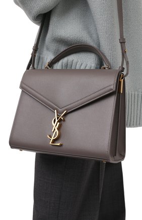 Женская сумка cassandra SAINT LAURENT серого цвета по цене 161000 руб., арт. 623931/B0W0W | Фото 2 Женская сумка cassandra SAINT LAURENT серого цвета, арт. 623931/B0W0W | Фото 2 (Материал: Натуральная кожа; Сумки-технические: Сумки top-handle, Сумки через плечо; Ремень/цепочка: На ремешке; Размер: small)