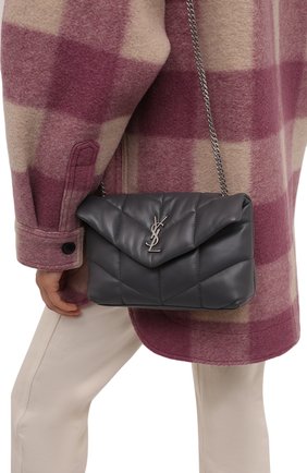 Женская сумка puffer loulou mini SAINT LAURENT темно-серого цвета по цене 112500 руб., арт. 620333/1EL00 | Фото 2 Женская сумка puffer loulou mini SAINT LAURENT темно-серого цвета, арт. 620333/1EL00 | Фото 2 (Материал: Натуральная кожа; Сумки-технические: Сумки через плечо; Ремень/цепочка: На ремешке; Размер: mini)