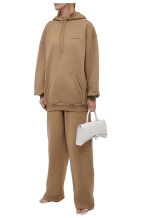 Женские хлопковые брюки BALENCIAGA бежевого цвета по цене 52950 руб., арт. 674594/TKVB5 | Фото 2 Женские хлопковые брюки BALENCIAGA бежевого цвета, арт. 674594/TKVB5 | Фото 2 (Длина (брюки, джинсы): Стандартные; Материал внешний: Хлопок; Женское Кросс-КТ: Брюки-одежда; Стили: Спорт-шик; Силуэт Ж (брюки и джинсы): Широкие)