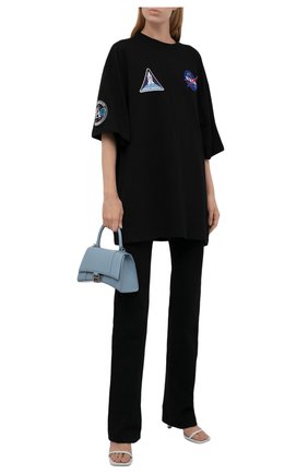 Женская хлопковая футболка BALENCIAGA черного цвета по цене 61350 руб., арт. 651795/TKVD7 | Фото 2 Женская хлопковая футболка BALENCIAGA черного цвета, арт. 651795/TKVD7 | Фото 2 (Рукава: 3/4; Длина (для топов): Удлиненные; Материал внешний: Хлопок; Женское Кросс-КТ: Футболка-одежда; Принт: С принтом; Стили: Спорт-шик)