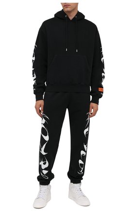 Мужские хлопковые джоггеры HERON PRESTON черного цвета по цене 39500 руб., арт. HMCH024F21JER0011001 | Фото 2 Мужские хлопковые джоггеры HERON PRESTON черного цвета, арт. HMCH024F21JER0011001 | Фото 2 (Длина (брюки, джинсы): Стандартные; Материал внешний: Хлопок; Силуэт М (брюки): Джоггеры; Стили: Спорт-шик)