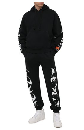 Мужской хлопковое худи HERON PRESTON черного цвета по цене 49950 руб., арт. HMBB017F21JER0041001 | Фото 2 Мужской хлопковое худи HERON PRESTON черного цвета, арт. HMBB017F21JER0041001 | Фото 2 (Длина (для топов): Стандартные; Рукава: Длинные; Материал внешний: Хлопок; Мужское Кросс-КТ: Худи-одежда; Принт: С принтом; Стили: Спорт-шик; Региональные ограничения белый список (Axapta Mercury): RU)