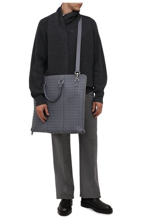 Мужская кожаный кофр BOTTEGA VENETA серого цвета по цене 326500 руб., арт. 669369/V0E51 | Фото 2 Мужская кожаный кофр BOTTEGA VENETA серого цвета, арт. 669369/V0E51 | Фото 2 (Ремень/цепочка: На ремешке; Материал: Натуральная кожа; Размер: large)