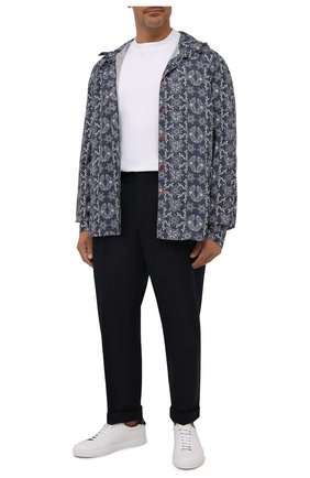 Мужская хлопковая рубашка KITON синего цвета по цене 88950 руб., арт. UMCMARH0784101/47-50 | Фото 2 Мужская хлопковая рубашка KITON синего цвета, арт. UMCMARH0784101/47-50 | Фото 2 (Рукава: Длинные; Материал внешний: Хлопок; Длина (для топов): Стандартные; Случай: Повседневный; Принт: С принтом; Манжеты: На кнопках; Воротник: С капюшоном)