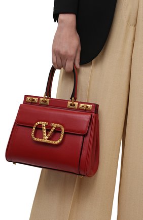 Женская сумка alcove medium VALENTINO красного цвета по цене 278500 руб., арт. WW2B0J41/BQZ | Фото 2 Женская сумка alcove medium VALENTINO красного цвета, арт. WW2B0J41/BQZ | Фото 2 (Материал: Натуральная кожа; Сумки-технические: Сумки top-handle, Сумки через плечо; Ремень/цепочка: На ремешке; Размер: medium)