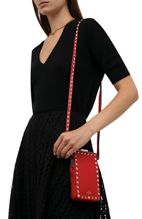 Чехол для телефона rockstud VALENTINO красного цвета по цене 77450 руб., арт. WW2P0W35/NAP | Фото 2 Чехол для телефона rockstud VALENTINO красного цвета, арт. WW2P0W35/NAP | Фото 2 (Женское Кросс-КТ: Кожа iPhone)