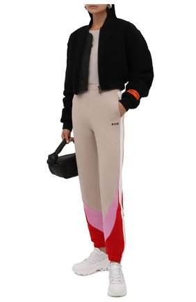 Женские хлопковые джоггеры MSGM бежевого цвета по цене 26800 руб., арт. 3141MDP64 217799 | Фото 2 Женские хлопковые джоггеры MSGM бежевого цвета, арт. 3141MDP64 217799 | Фото 2 (Материал внешний: Хлопок; Длина (брюки, джинсы): Стандартные; Женское Кросс-КТ: Джоггеры - брюки, Брюки-спорт; Силуэт Ж (брюки и джинсы): Джоггеры; Стили: Спорт-шик)