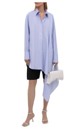 Женская хлопковая рубашка JW ANDERSON голубого цвета по цене 46200 руб., арт. SH0120 PG0598 | Фото 2 Женская хлопковая рубашка JW ANDERSON голубого цвета, арт. SH0120 PG0598 | Фото 2 (Материал внешний: Хлопок; Длина (для топов): Удлиненные; Рукава: Длинные; Женское Кросс-КТ: Рубашка-одежда; Принт: Без принта; Стили: Спорт-шик)