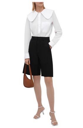Женская хлопковая блузка JW ANDERSON белого цвета по цене 35950 руб., арт. SH0124 PG0587 | Фото 2 Женская хлопковая блузка JW ANDERSON белого цвета, арт. SH0124 PG0587 | Фото 2 (Рукава: Длинные; Материал внешний: Хлопок; Длина (для топов): Стандартные; Женское Кросс-КТ: Блуза-одежда; Принт: Без принта; Стили: Кэжуэл)