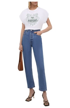 Женская хлопковая футболка KENZO белого цвета по цене 12100 руб., арт. FB62TS6454YF | Фото 2 Женская хлопковая футболка KENZO белого цвета, арт. FB62TS6454YF | Фото 2 (Рукава: Короткие; Материал внешний: Хлопок; Длина (для топов): Стандартные; Женское Кросс-КТ: Футболка-одежда; Принт: С принтом; Стили: Спорт-шик)