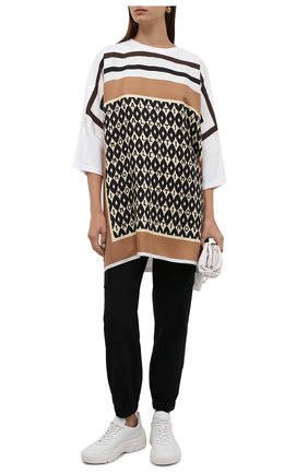 Женская хлопковая футболка VALENTINO бежевого цвета по цене 76050 руб., арт. WB3MG14E6K3 | Фото 2 Женская хлопковая футболка VALENTINO бежевого цвета, арт. WB3MG14E6K3 | Фото 2 (Рукава: 3/4; Материал внешний: Хлопок; Длина (для топов): Удлиненные; Женское Кросс-КТ: Футболка-одежда; Принт: С принтом; Стили: Спорт-шик)