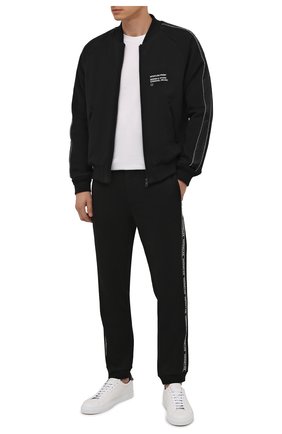 Мужские хлопковые джоггеры MONCLER черного цвета по цене 58800 руб., арт. G2-091-8H000-07-809KR | Фото 2 Мужские хлопковые джоггеры MONCLER черного цвета, арт. G2-091-8H000-07-809KR | Фото 2 (Длина (брюки, джинсы): Стандартные; Материал внешний: Хлопок; Силуэт М (брюки): Джоггеры; Кросс-КТ: Трикотаж; Стили: Спорт-шик)