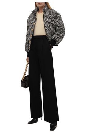 Женская пуховая куртка BALMAIN черно-белого цвета по цене 221500 руб., арт. WF1TP010/I710 | Фото 2 Женская пуховая куртка BALMAIN черно-белого цвета, арт. WF1TP010/I710 | Фото 2 (Материал утеплителя: Пух и перо; Длина (верхняя одежда): Короткие; Рукава: Длинные; Материал подклада: Синтетический материал; Материал внешний: Синтетический материал; Стили: Спорт-шик; Кросс-КТ: Куртка; Женское Кросс-КТ: Пуховик-куртка)