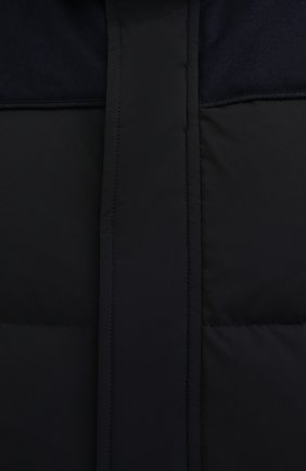 Мужской пуховый жилет ANDREA CAMPAGNA темно-синего цвета, арт. 21U162-ZELSILMER | Фото 5 (Кросс-КТ: Куртка, Пуховик; Материал внешний: Синтетический материал; Материал подклада: Синтетический материал; Длина (верхняя одежда): Короткие; Материал утеплителя: Пух и перо; Стили: Кэжуэл)
