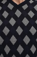 Мужской пуловер из хлопка и вискозы GIORGIO ARMANI синего цвета, арт. 6KSM86/SJMAZ | Фото 5 (Рукава: Длинные; Длина (для топов): Стандартные; Принт: С принтом; Материал внешний: Хлопок, Вискоза; Вырез: V-образный; Мужское Кросс-КТ: Пуловеры; Стили: Кэжуэл)
